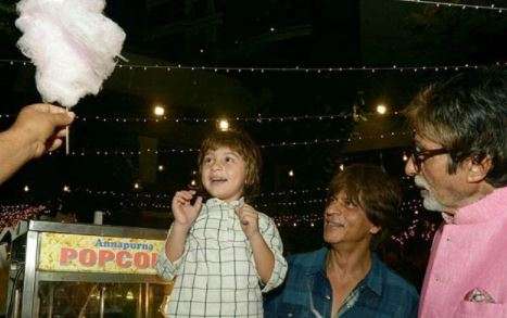 Amitabh Bachchan enjoys cotton candy with SRK and son AbRam Khan Amitabh Bachchan enjoys cotton candy with SRK and son AbRam Khan