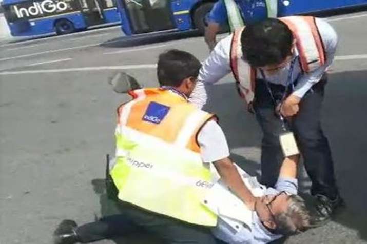 IndiGo staff brutally beat up passenger at Delhi airport, airlines issues apology IndiGo staff brutally beat up passenger at Delhi airport, airlines issues apology