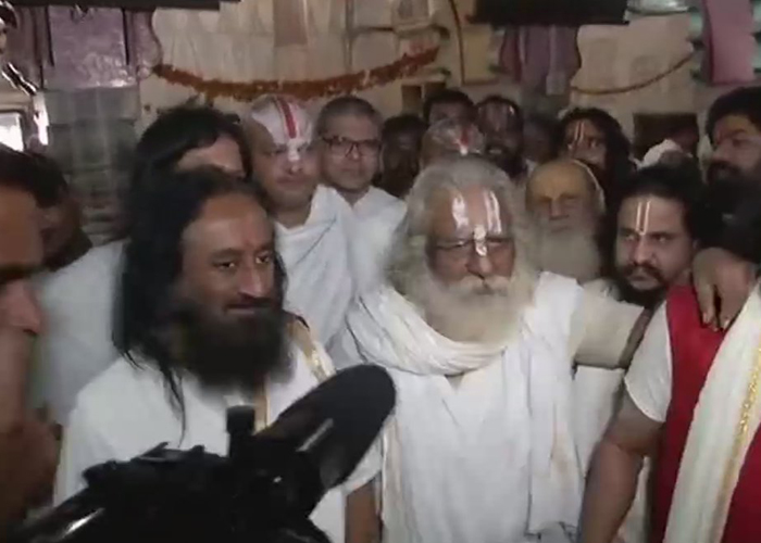 Sri Sri Ravishankar says Ayodhya issue could be resolved peacefully Sri Sri Ravishankar says Ayodhya issue could be resolved peacefully