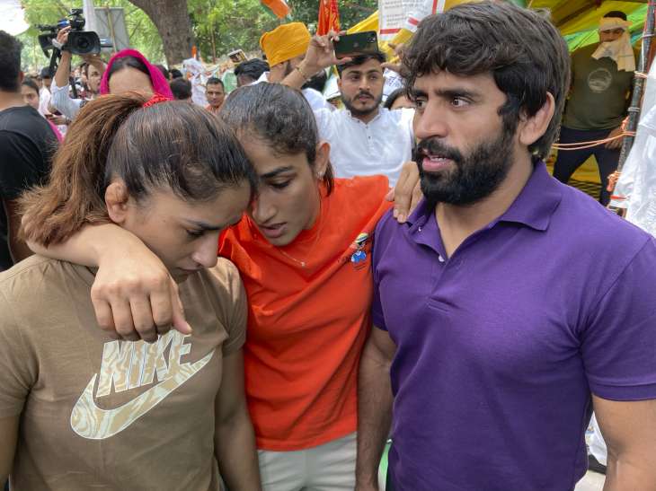 Wrestlers Protest Sakshi Malik Vinesh Phogat Distance Themselves From