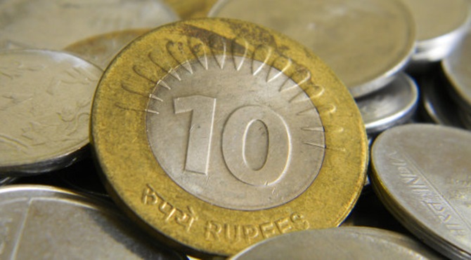 Rumours of ban on Rs 10 coin sparks panic in Odisha, RBI ... - India TV