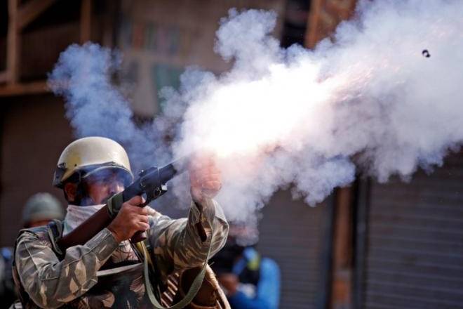 India TV - Pellet guns make comeback in Valley to combat stone pelters India TV - Pellet guns make comeback in Valley to combat stone pelters