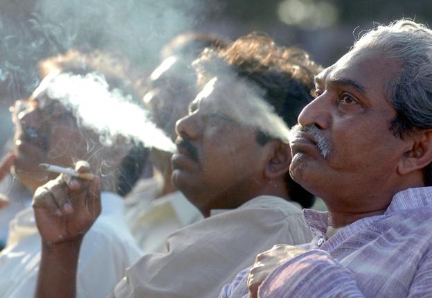India Tv - every year 900,000 people die in India due to smoking India Tv - every year 900,000 people die in India due to smoking