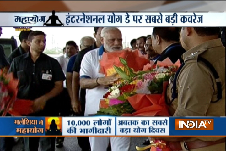 Modi leads Int'l Yoga Day in Lucknow; thousands join despite rains