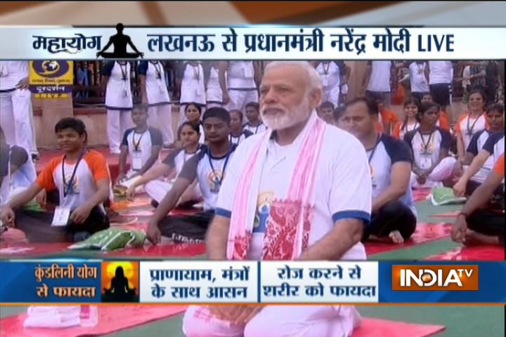 Modi leads Int'l Yoga Day in Lucknow; thousands join despite rains