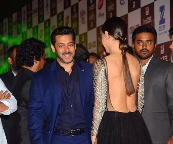 Salman Khan's gentleman hug with Sana Khan goes viral Salman Khan's gentleman hug with Sana Khan goes viral