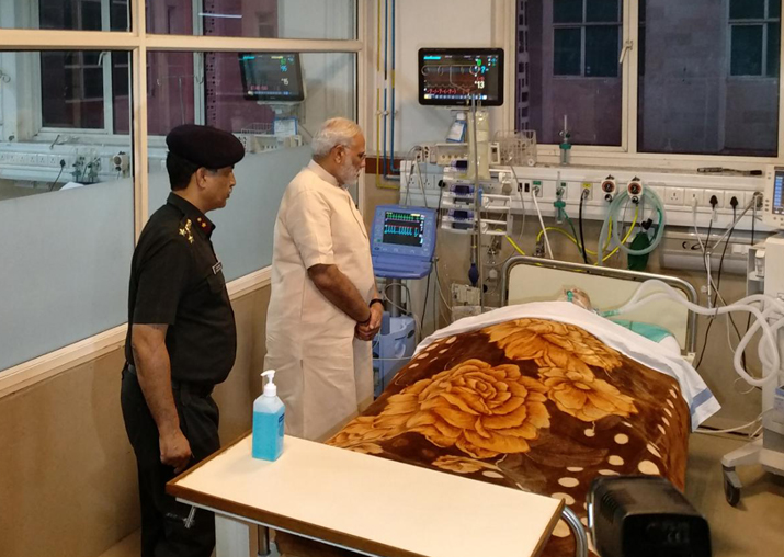 India TV - Narendra Modi visits Arjan Singh at RR Hospital India TV - Narendra Modi visits Arjan Singh at RR Hospital