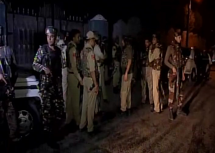 Encounter Between Security Forces and Terrorists Underway in Srinagar; 1 Cop Killed
