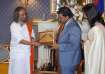 Gurudev greets President Prithvirajsing Roopun and First Lady Sayukta Roopun