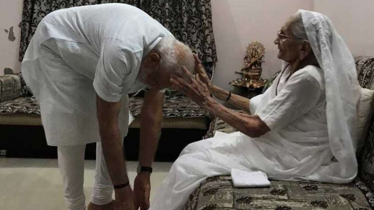 Prime Minister Narendra Modi Meets His Mother In Gandhinagar Seeks Blessings India Tv 