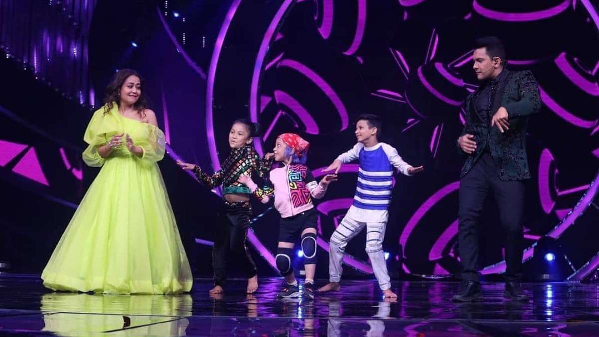 Indian Idol 12 Neha Kakkar Aditya Narayan Flaunt Sassy Moves On Dilbar Song With Super Dancer 