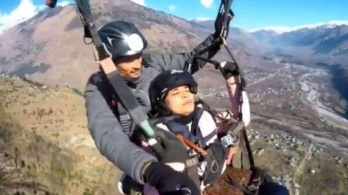 Meri shaadi kyu ki bhagwaan' screams woman during paragliding