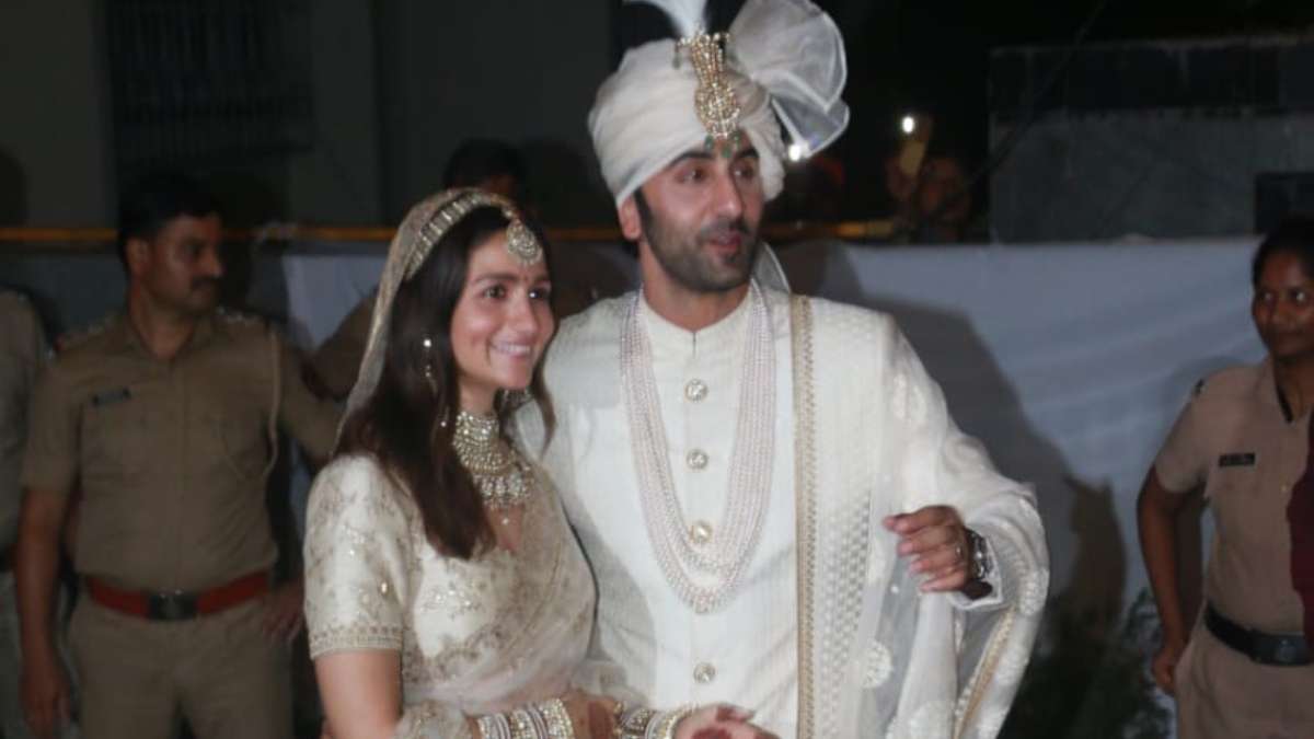 Ranbir Kapoor and Alia Bhatt's FIRST PHOTOS, just married couple makes ...