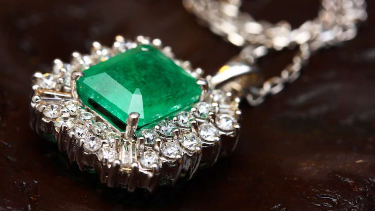 Can I wear a pearl ring and emerald in one hand? - Quora