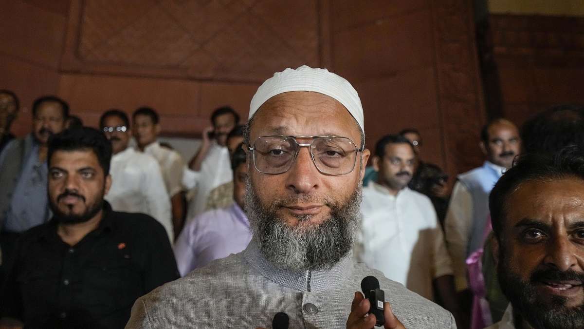 Asaduddin Owaisi's Open Threat To Navneet Rana: 'My Younger Brother Is ...