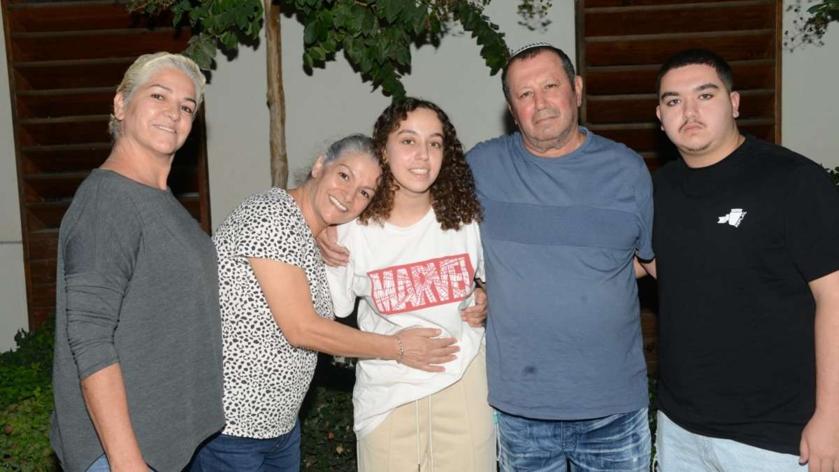 Israeli female soldier Uri Megidish with her family.