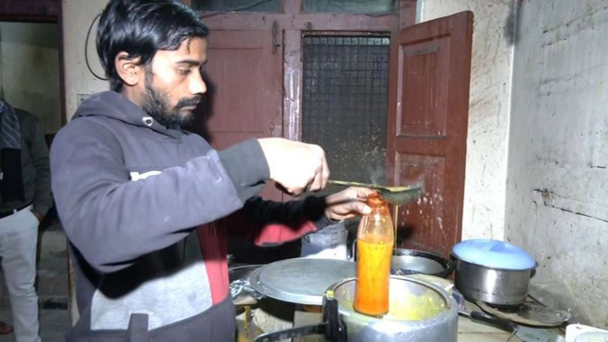Hot Khichdi being packed in cylindrical bottles for trapped