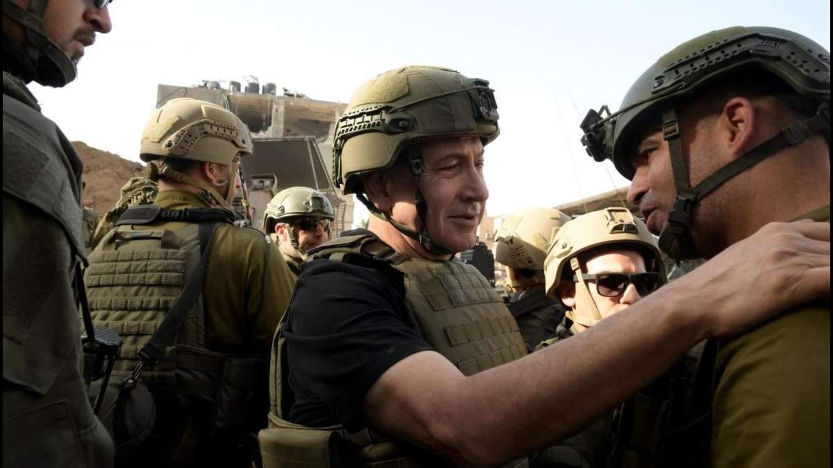Israeli PM Benjamin Netanyahu visits troops in Gaza.