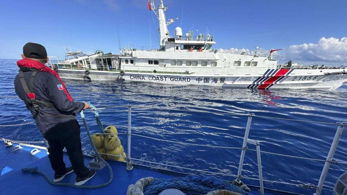 Chinese ships chase Philippine vessels 