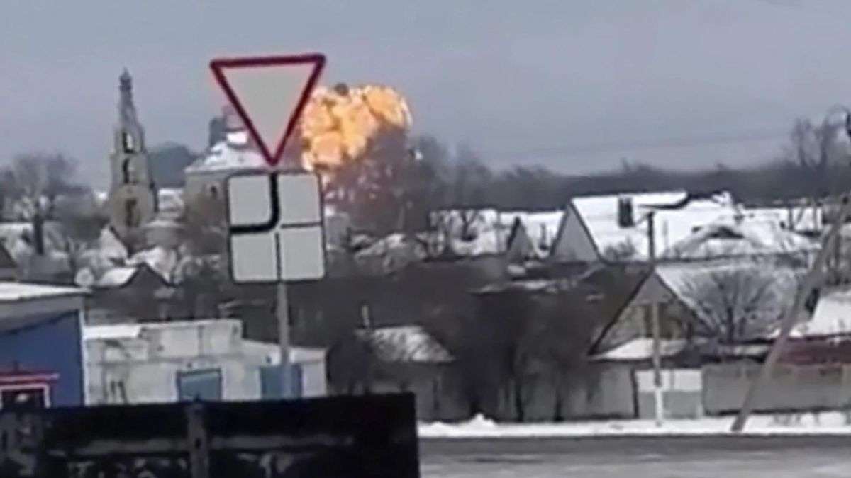Russian military plane crashes