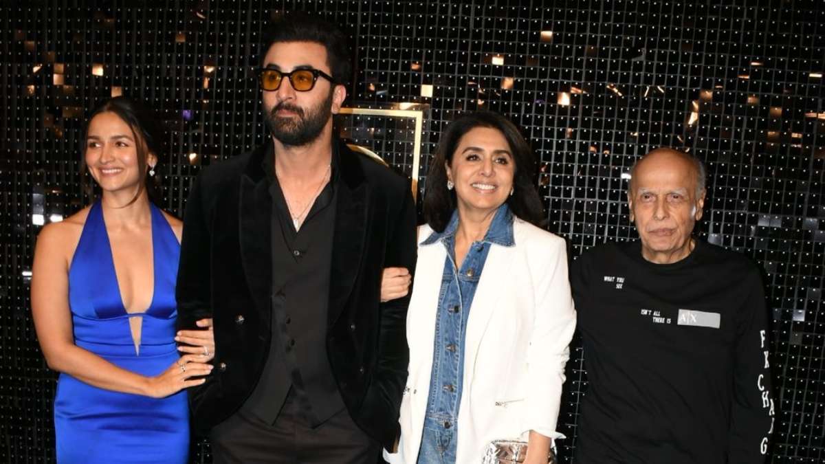 Ranbir Kapoor with Alia Bhatt, Neetu Kapoor and Mahesh Bhatt