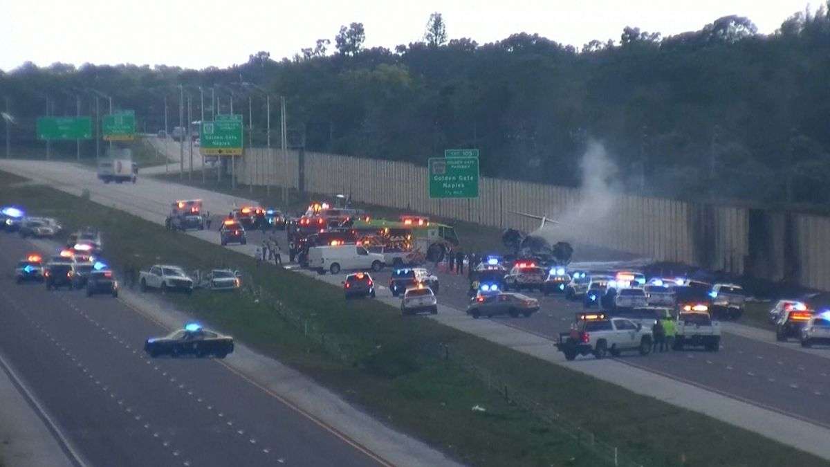 Moment after plane crashed on the highway of Florida 