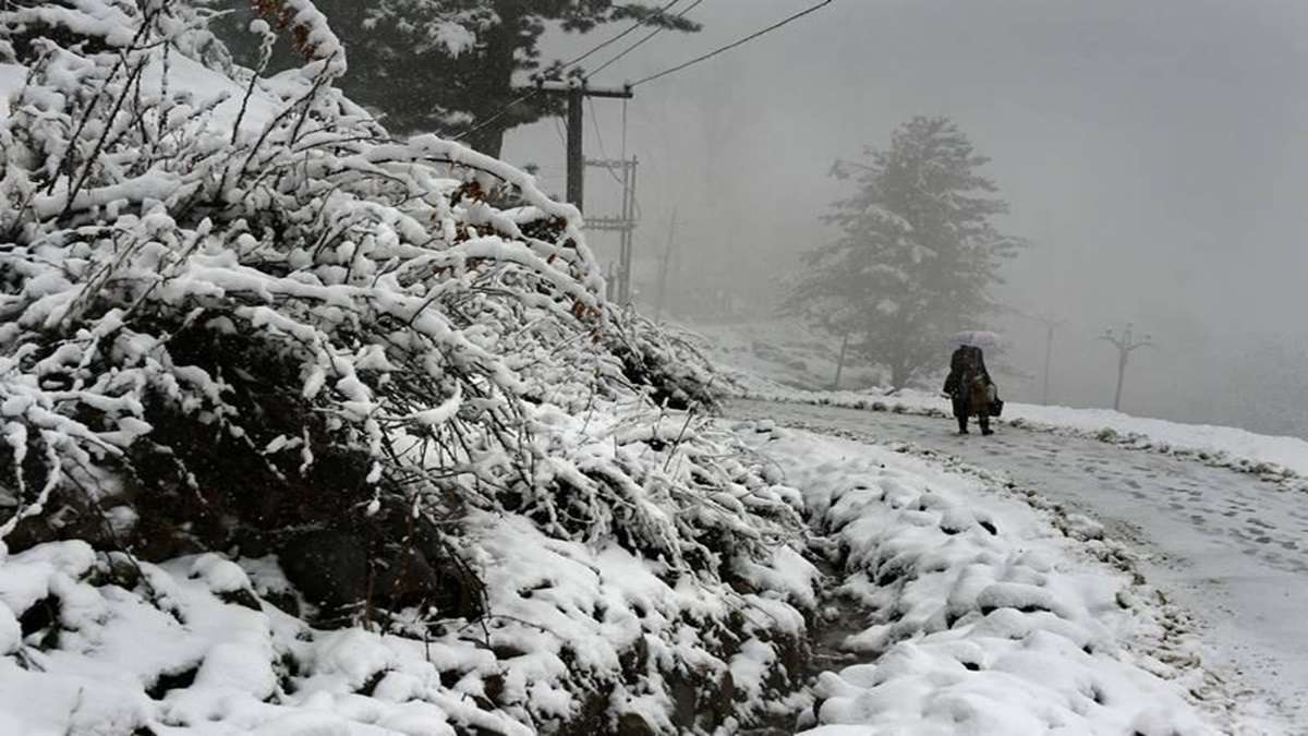 Himachal Pradesh: 475 roads blocked, power, water supply
