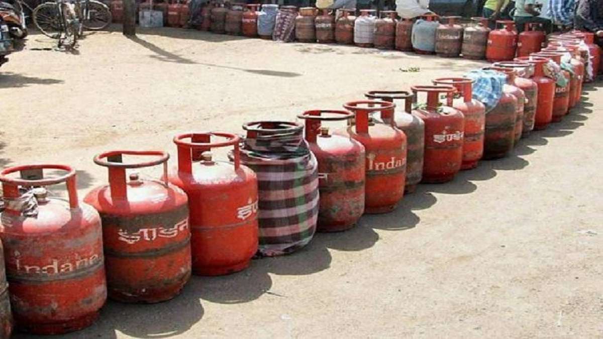 LPG cylinder prices reduced, Centre reduces LPG cylinder prices by Rs 100 on womens day PM Modi Nari