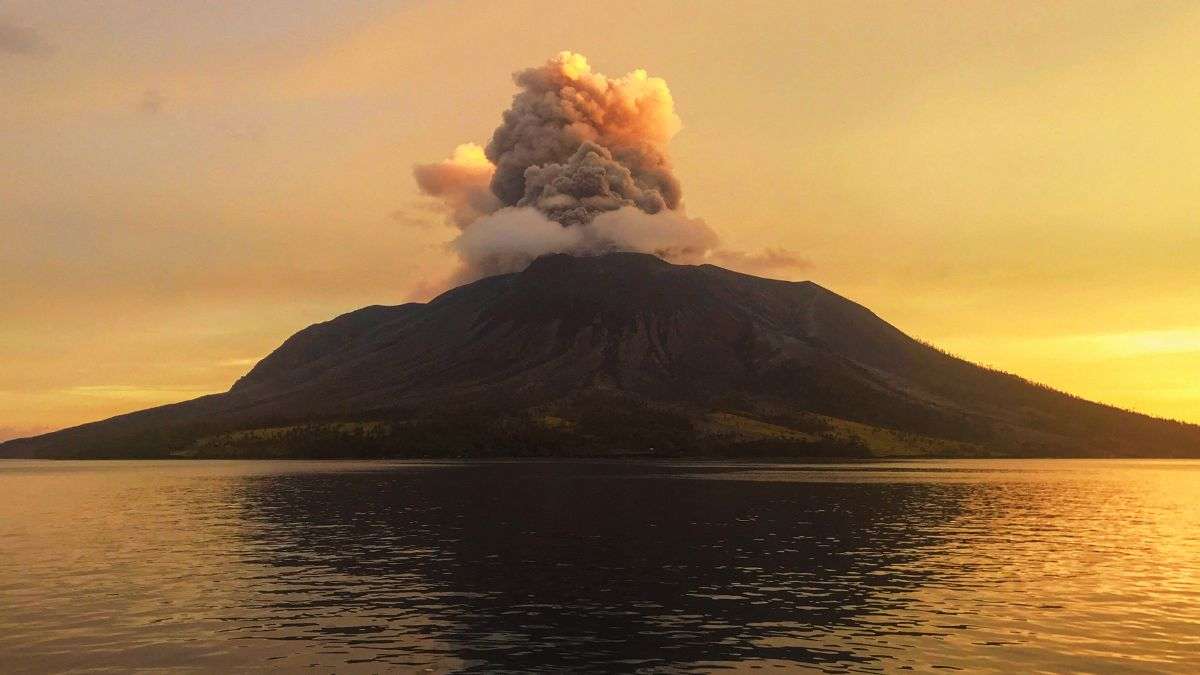 Indonesia Residents Feel Vibration Rumbling Sounds As Massive Volcano   Mount Ruang Volcano Eruption 1714481795 