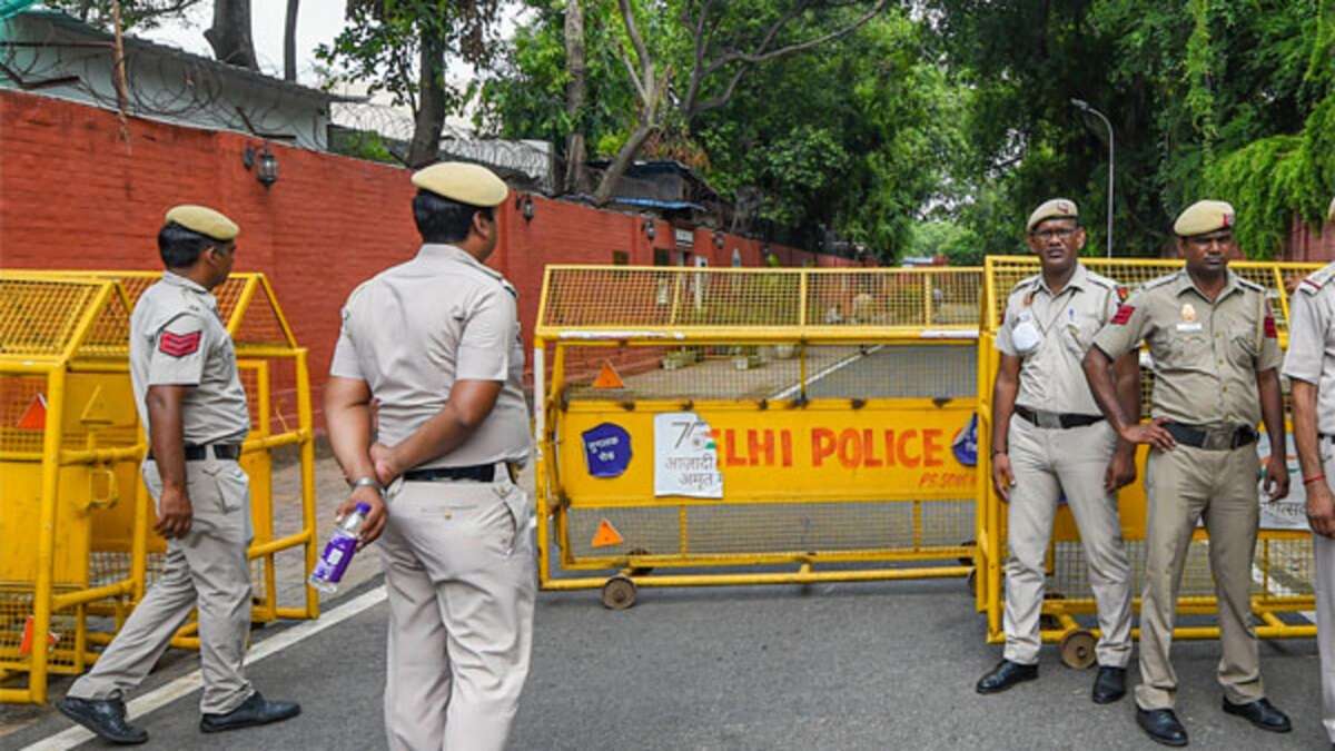 Delhi Police personnel at a check post (File)