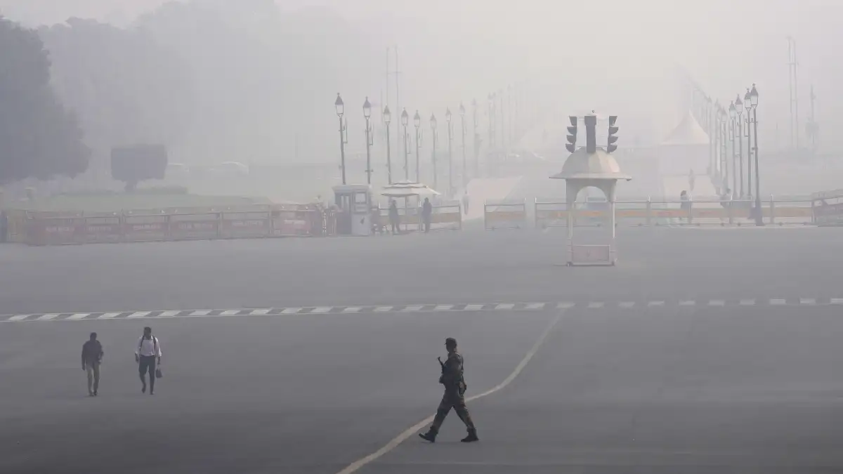 Pedestrian wearing on Kartavya Path as air quality