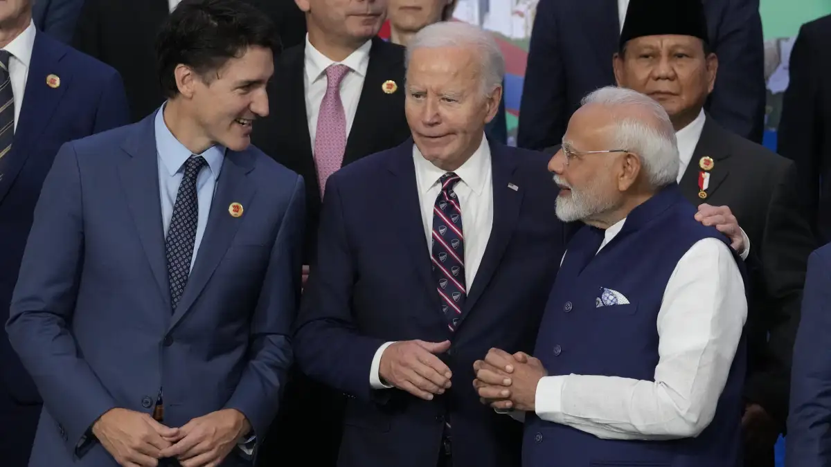 Canada PM Justin Trudeau (L), US President Joe Biden (C)