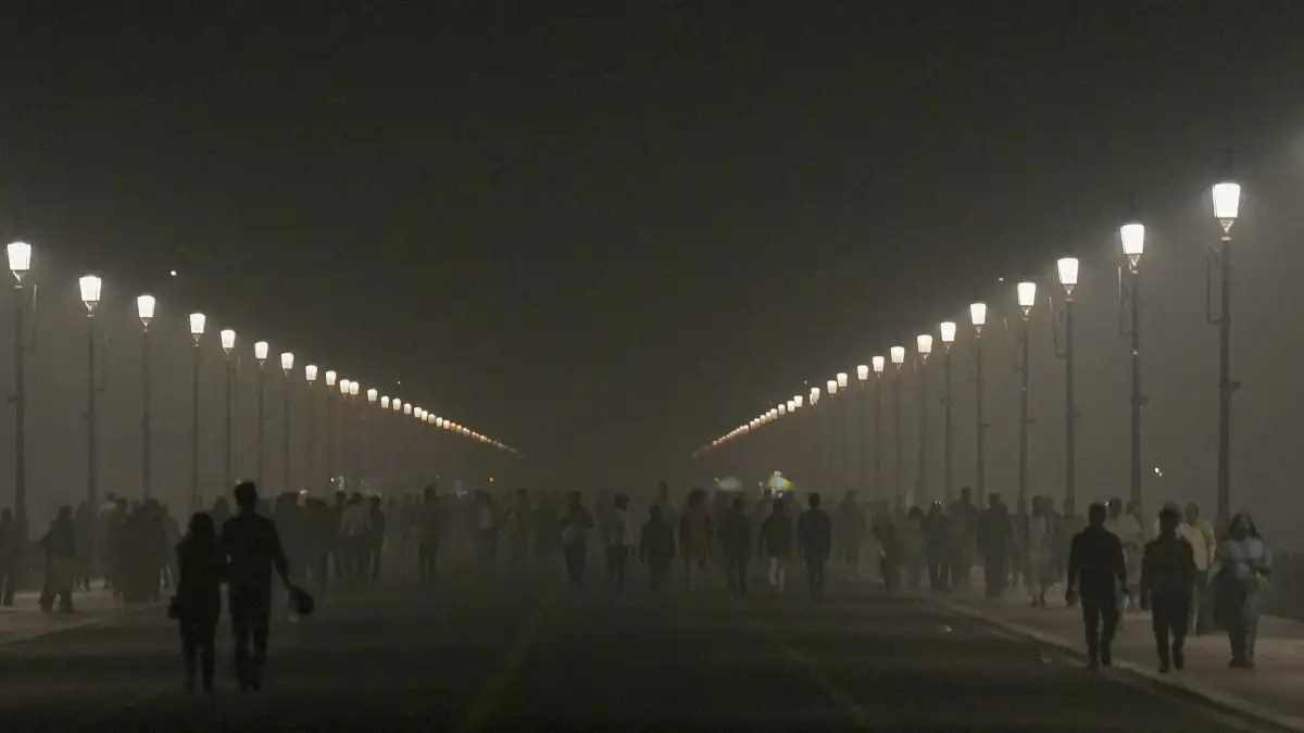 Thick layer of smog envelopes Delhi