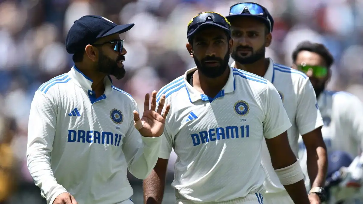 IND vs AUS: बॉक्सिंग डे टेस्ट के चौथे दिन ऑस्ट्रेलियाई टीम के पिछड़ने से पहले, जसप्रित बुमरा ने भारत को बढ़त दिलाई 1 विराट कोहली के साथ बातचीत करते हुए जसप्रीत बुमराह।
