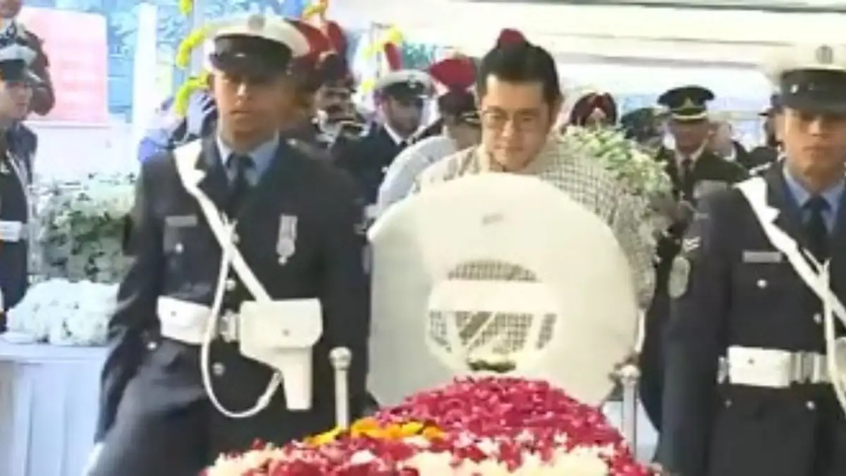 King of Bhutan Jigme Khesar Namgyel Wangchuck pays tribute to Manmohan Singh.