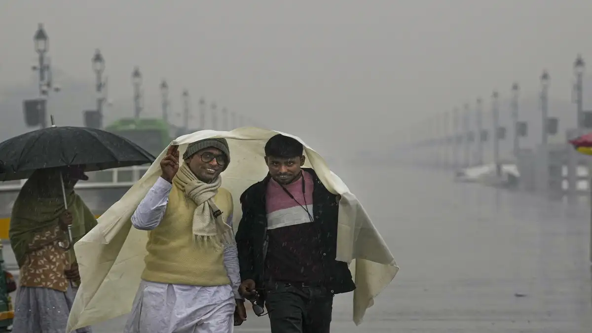 Visitors at Kartavya Path amid rain in New Delhi. 