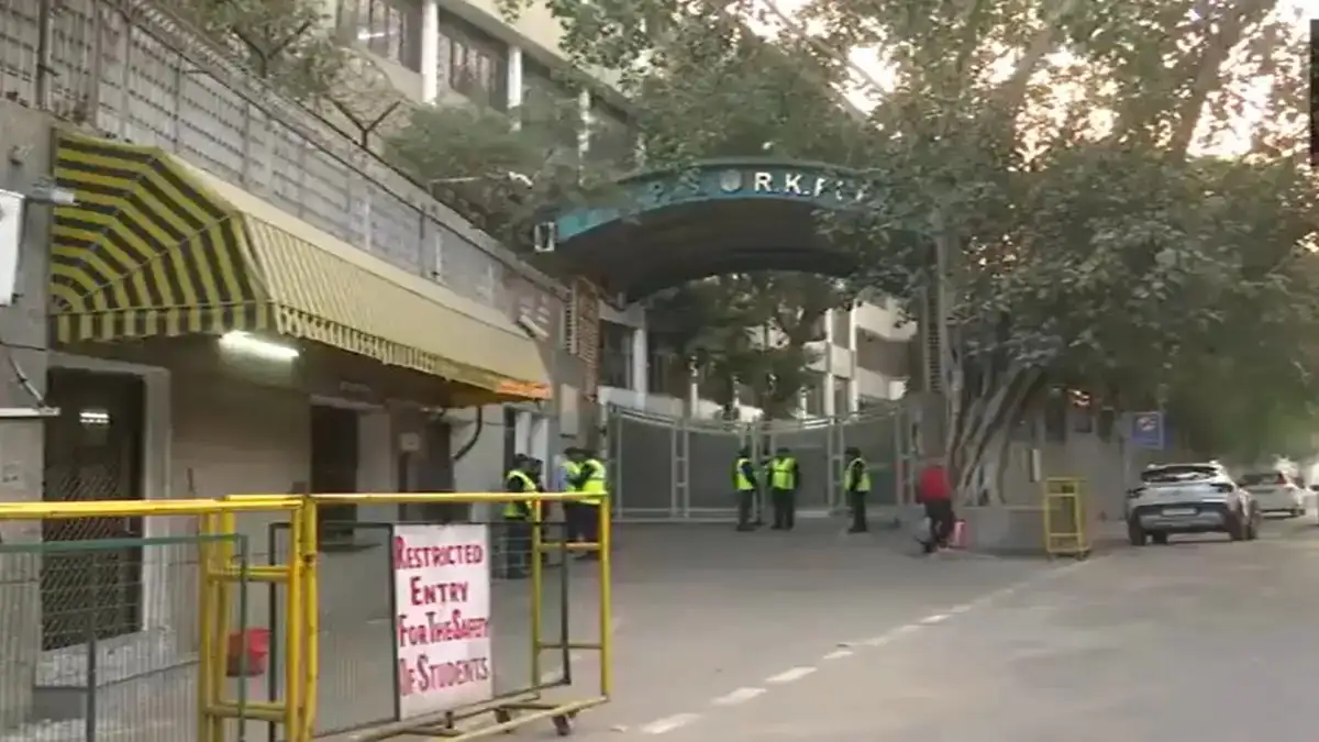 Delhi schools receive bomb threats