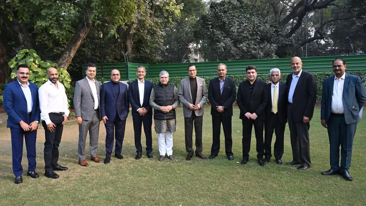 Rajat Sharma along with other IBDF board members. 