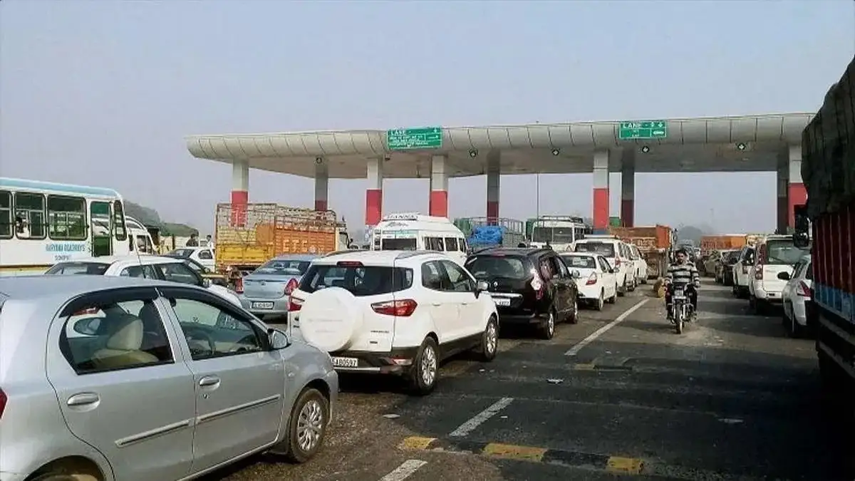 Delhi में वायु प्रदूषण: सुप्रीम कोर्ट ने सीमा शुल्क पर रोक लगाने का आग्रह किया 2 Supreme Court urges suspension of toll collection at Delhi borders during peak winter months to tackle air pollution | India News – India TV
