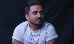 Man requests Vir Das to propose his girlfriend on stage