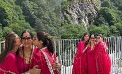 Shilpa and Shamita Shetty with their mother