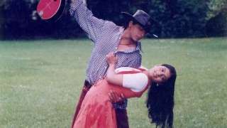 Raj: Tum mujhse pyaar karti ho?
Simran: Sabse zyada
Raj: