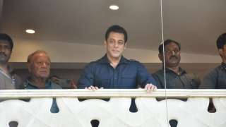 On the occasion of Eid, Bhaijaan came to his balcony to