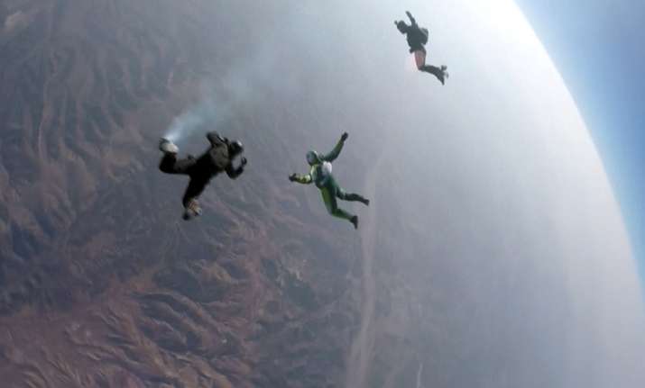 Luke Aikins makes history by jumping from 25,000 feet
