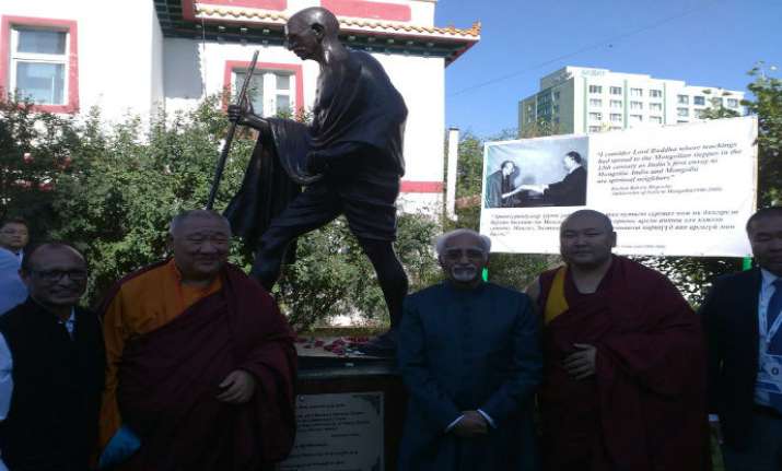 VP Ansari inaugurating Gandhi statue