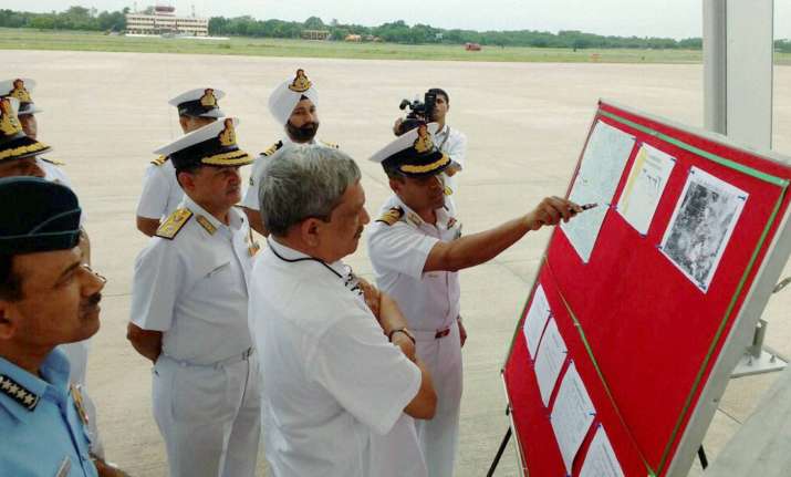 Manohar Parrikar being briefed on the search operations of