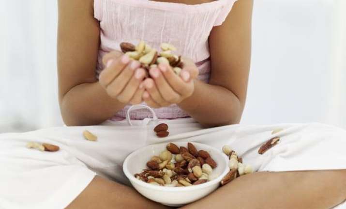 Kids should eat eggs and peanuts early to reduce food