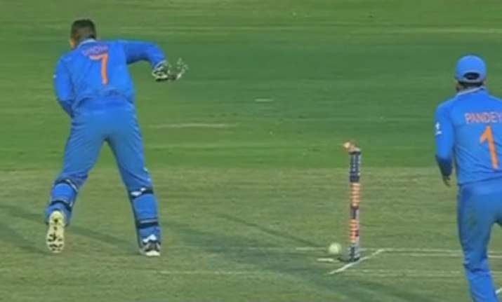 This blind run-out by M S Dhoni proves he is the best wicket-keeper ...