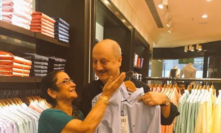 Anupam Kher did this amazing thing for his mother! Have a