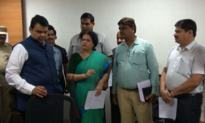 CM Fadnavis reviews flood situation in Mumbai